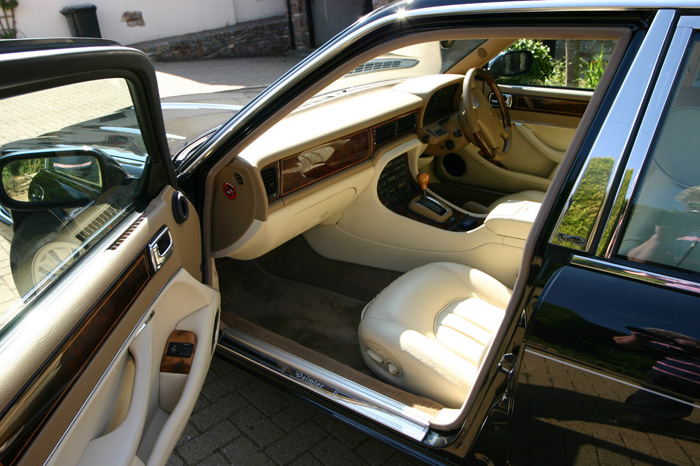 1996 Daimler Six 4.0 Front Interior 2