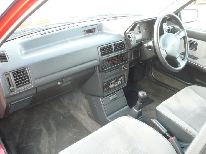1990 Mazda 323 SE Executive Estate Interior 2